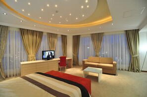 Deluxe tweepersoonskamer | Een minibar, een bureau, gratis babybedden, extra bedden (toeslag)