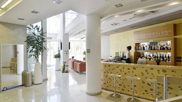 Minibar, Schreibtisch, kostenlose Babybetten, Zustellbetten