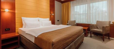 Double Room | Minibar, in-room safe, desk, laptop workspace