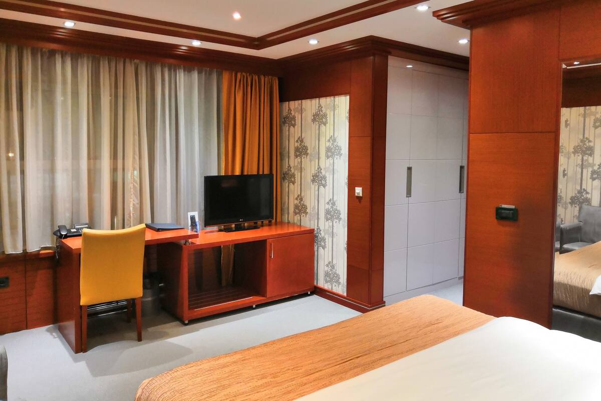 Minibar, in-room safe, desk, laptop workspace