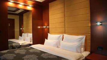 Doppelzimmer | Minibar, Zimmersafe, Schreibtisch, laptopgeeigneter Arbeitsplatz