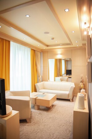 Superior Suite, Balcony | Minibar, in-room safe, desk, laptop workspace - Garni Hotel Aleksandar (Novi Sad)