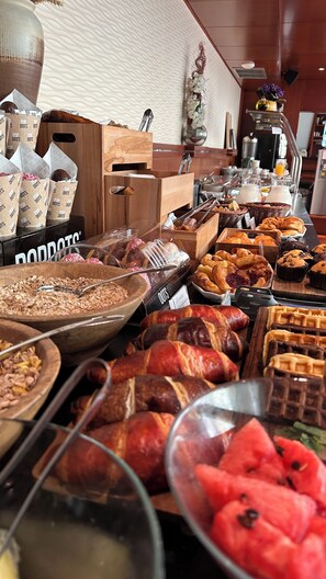Free daily buffet breakfast - Garni Hotel Aleksandar (Novi Sad)