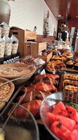 Un bufé con diversas opciones de comida, incluyendo pasteles, gofres y frutas.