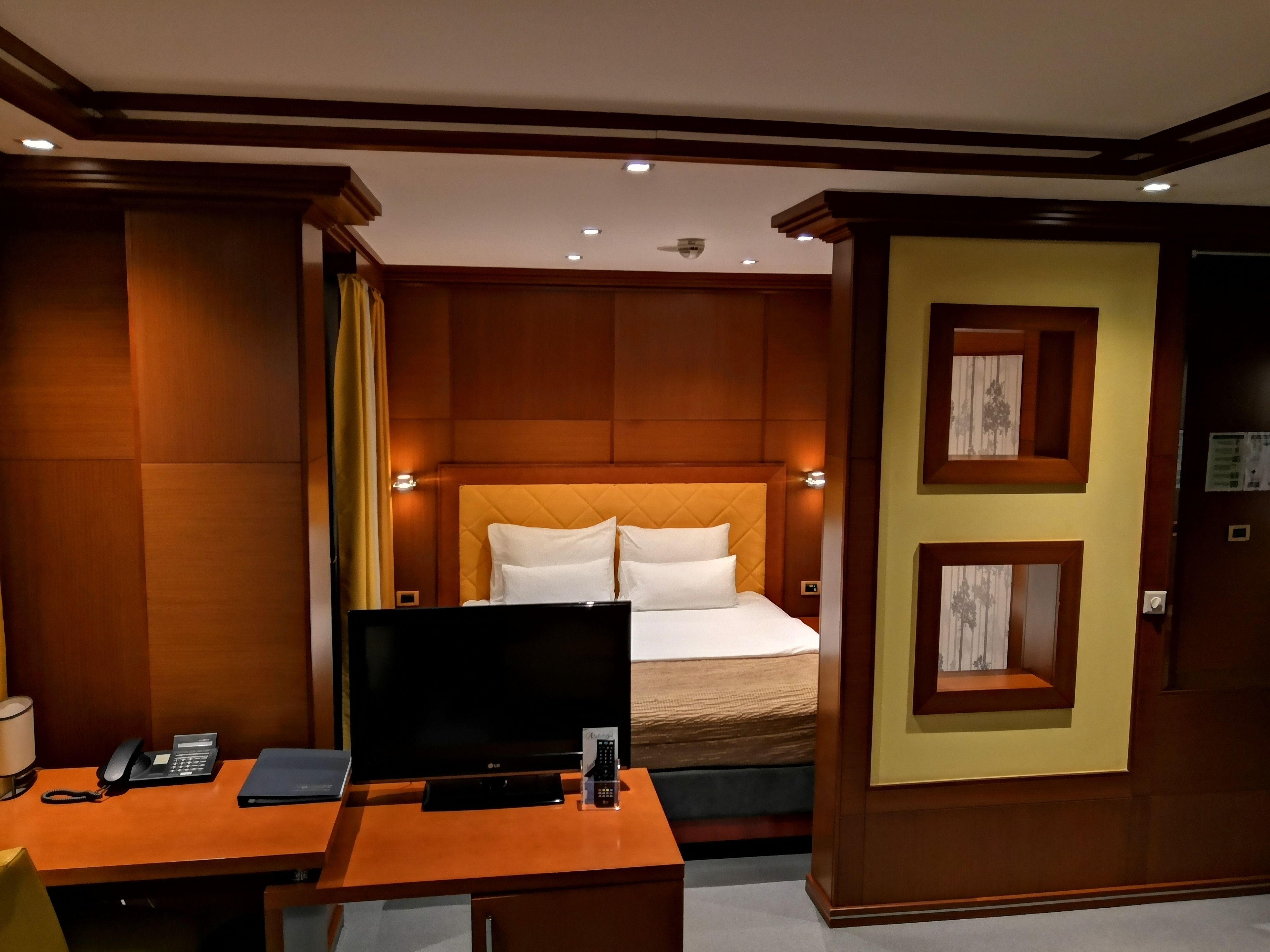 Junior Suite | Minibar, in-room safe, desk, laptop workspace
