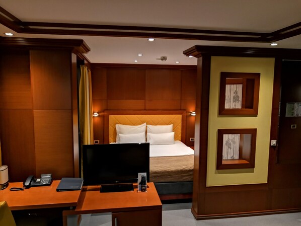 Junior Suite | Minibar, in-room safe, desk, laptop workspace - Garni Hotel Aleksandar (Novi Sad)