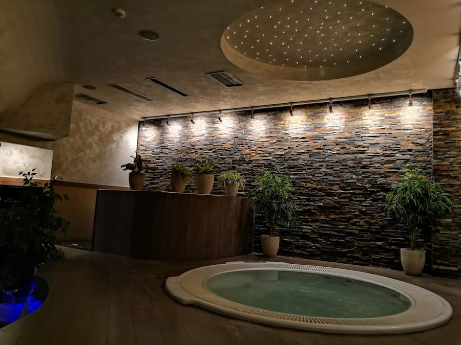 Massage đá nóng, massage mô sâu, massage thể thao, dịch vụ massage