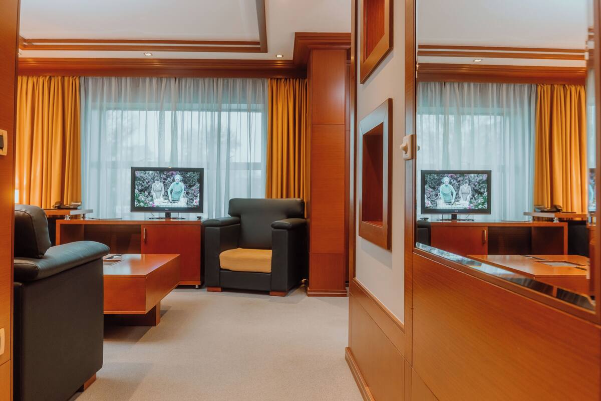 Junior Suite | Minibar, in-room safe, desk, laptop workspace