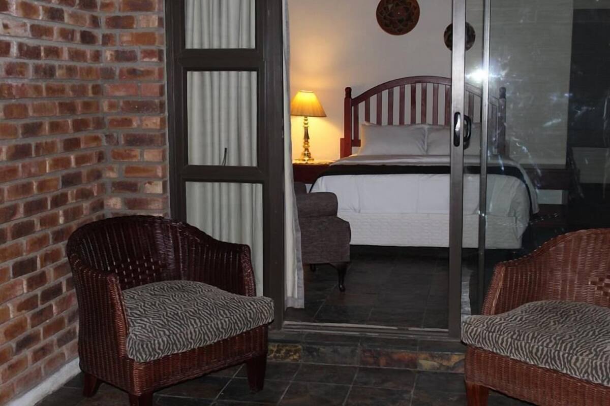 Ropa de cama de alta calidad y caja de seguridad en la habitación 