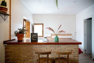 Phòng đôi tiện nghi đơn giản, 1 giường đôi | Trang trí khác biệt, trang bị nội thất với thiết kế riêng biệt 