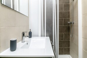 Grand Studio (I) | Bathroom | Shower, hair dryer, bidet, towels