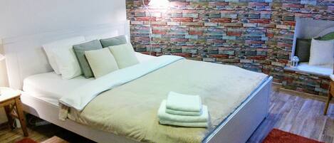 2 bedrooms, iron/ironing board, Internet, bed sheets