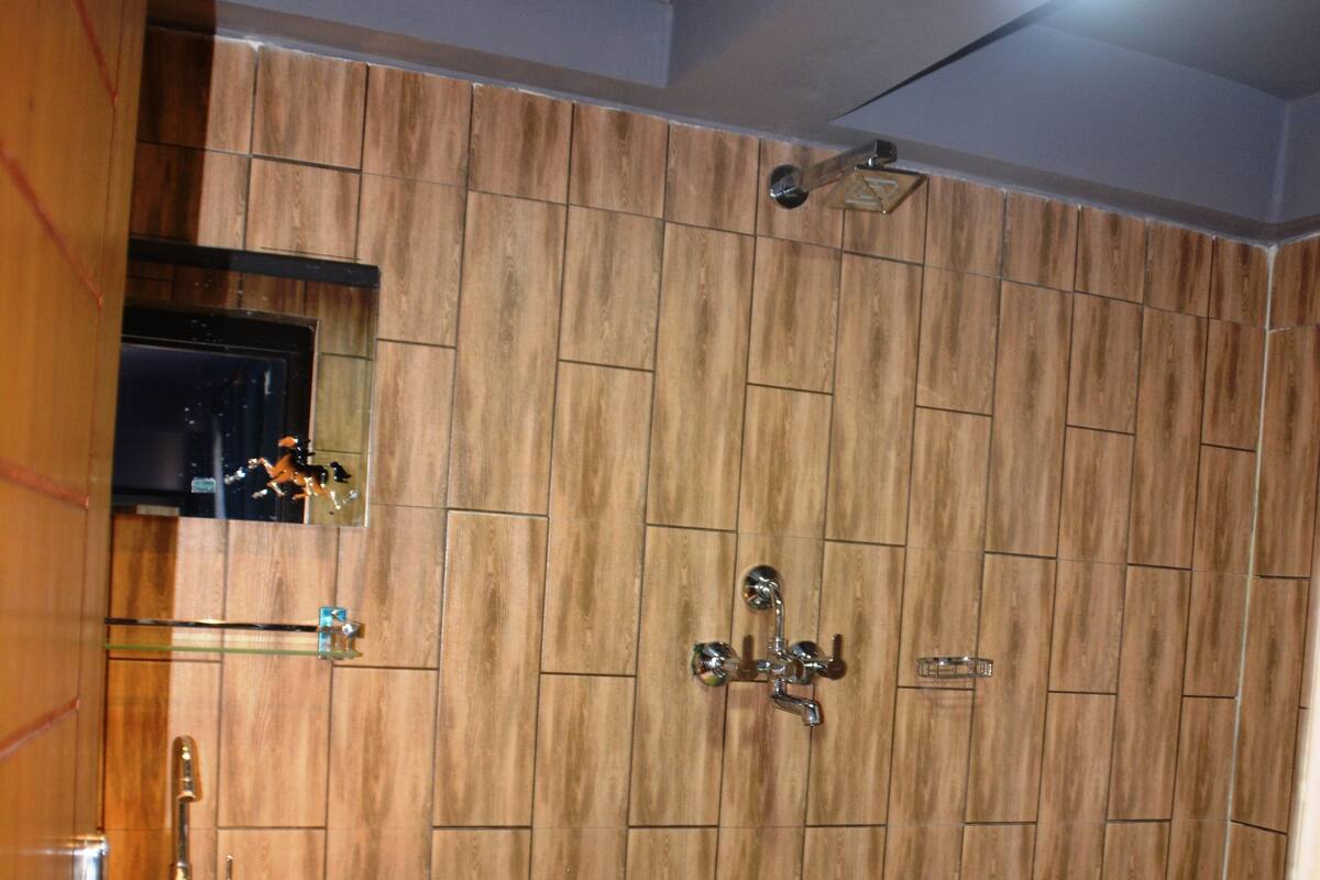 Shower, rainfall showerhead, free toiletries, hair dryer