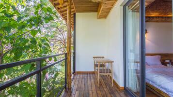 F Room, Courtyard View | Balcony