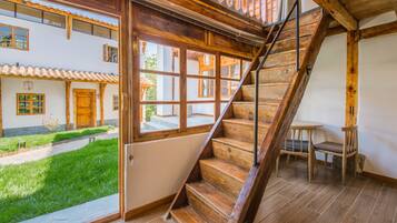 B Comfort Loft, Courtyard View | Premium bedding, individually decorated, desk, free WiFi