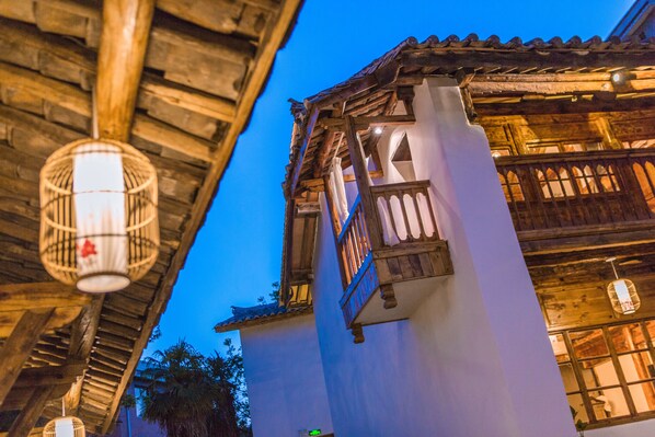 Fachada de la propiedad por la tarde o noche