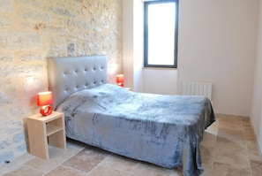 2 bedrooms, iron/ironing board, travel crib, free WiFi - Gite Le Roucayral, superb view of ST CIRQ LAPOPIE. 2 air-conditioned bedrooms.  (Tour de Faure)