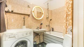 City Studio | Bathroom | Combined shower/tub, towels, soap, shampoo