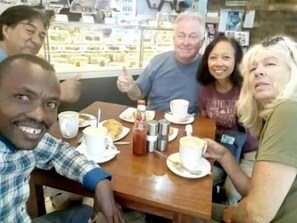 供应午餐和晚餐