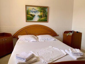 Escritorio, espacio para trabajar con laptop y wifi gratis 