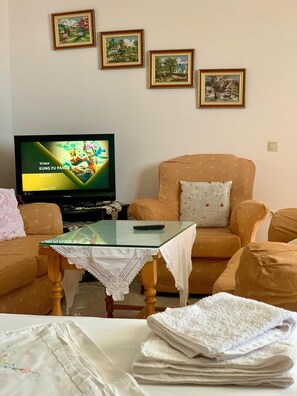 Appartement, 1 chambre, vue mer | Coin séjour | Télévision