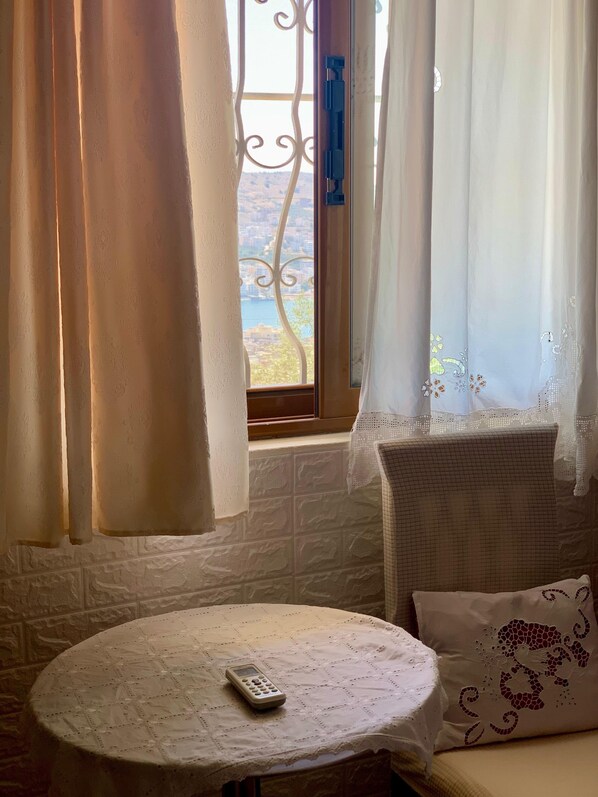 Estudio, vista al mar | Escritorio, espacio para trabajar con laptop y wifi gratis