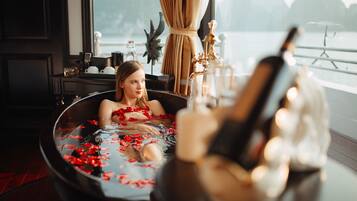 Athena Royal Suite, Panoramic View, Balcony | Phòng tắm | Buồng tắm vòi sen, đồ dùng nhà tắm miễn phí, máy sấy tóc