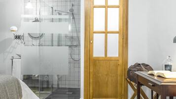 Habitación doble (Piedra Ballesteros) | Escritorio, wifi gratis, ropa de cama