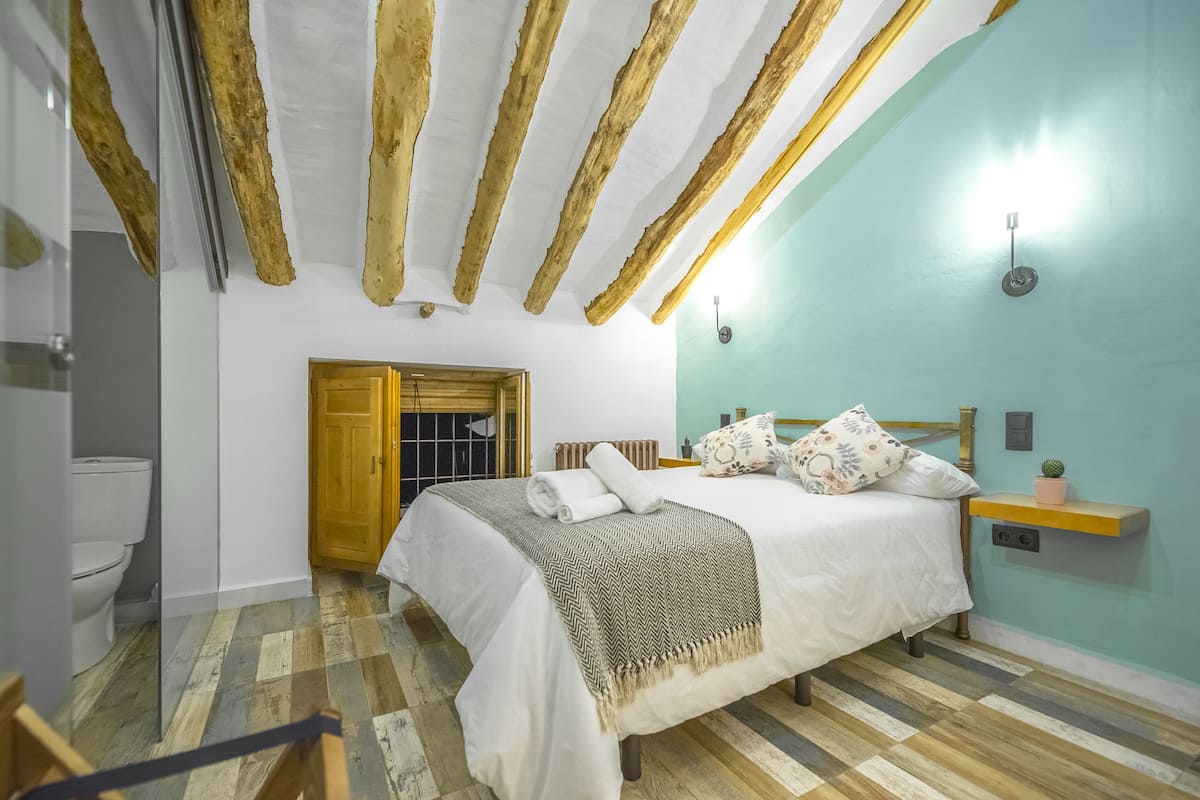 Escritorio, wifi gratis y ropa de cama