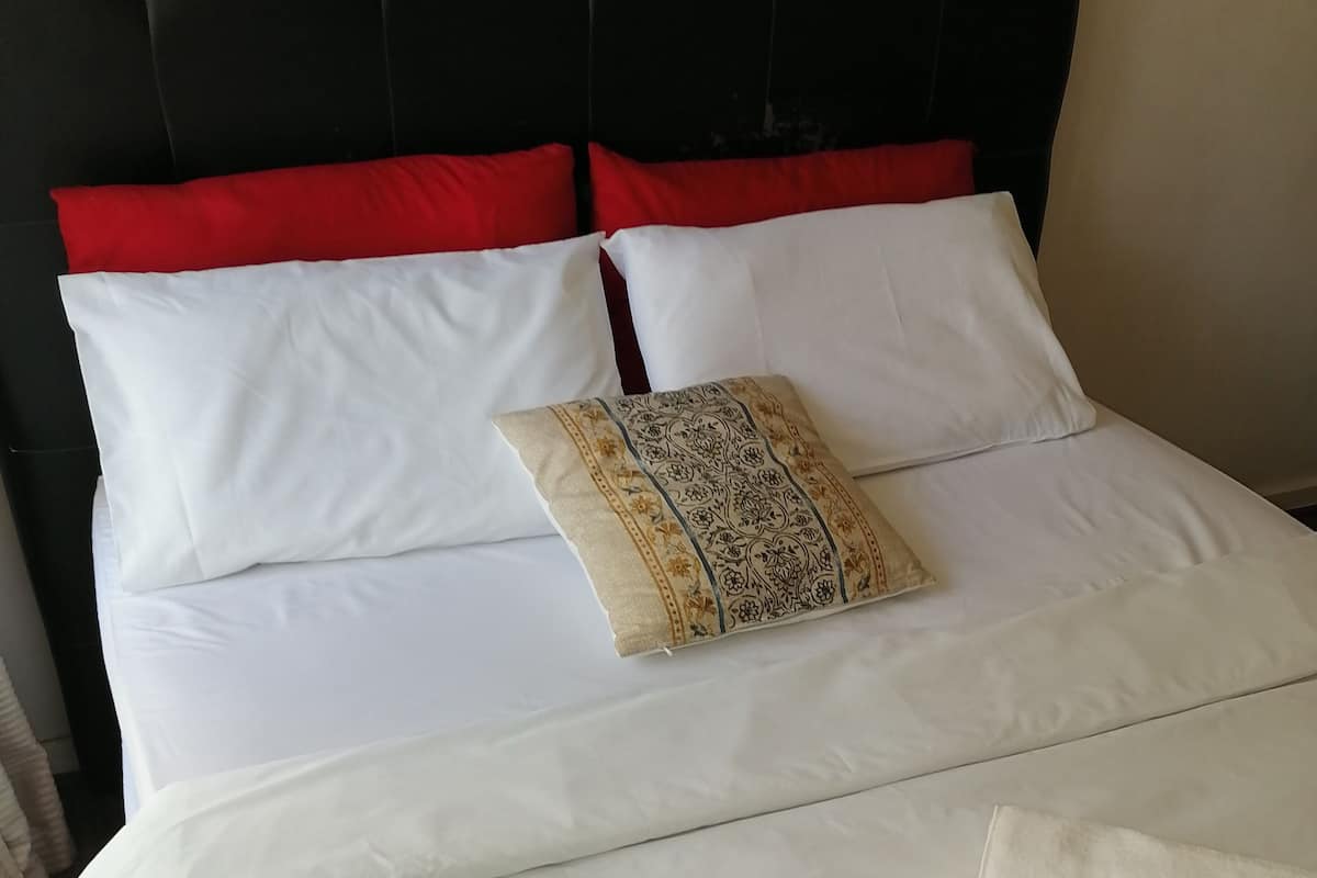 Standard Room, Shared Bathroom | 1 bedroom, iron/ironing board, free WiFi, bed sheets