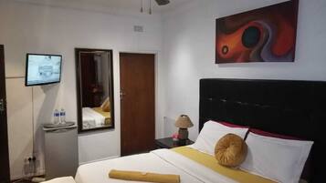 Habitación Deluxe, baño privado (700) | Tabla de planchar con plancha, wifi gratis, ropa de cama
