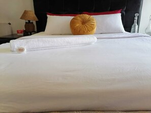 Deluxe Room, Ensuite (700) | Iron/ironing board, free WiFi, bed sheets - Isabel's Guesthouse (Randburg)