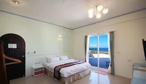 Escritorio, cortinas blackout, sistema de insonorización y wifi gratis 