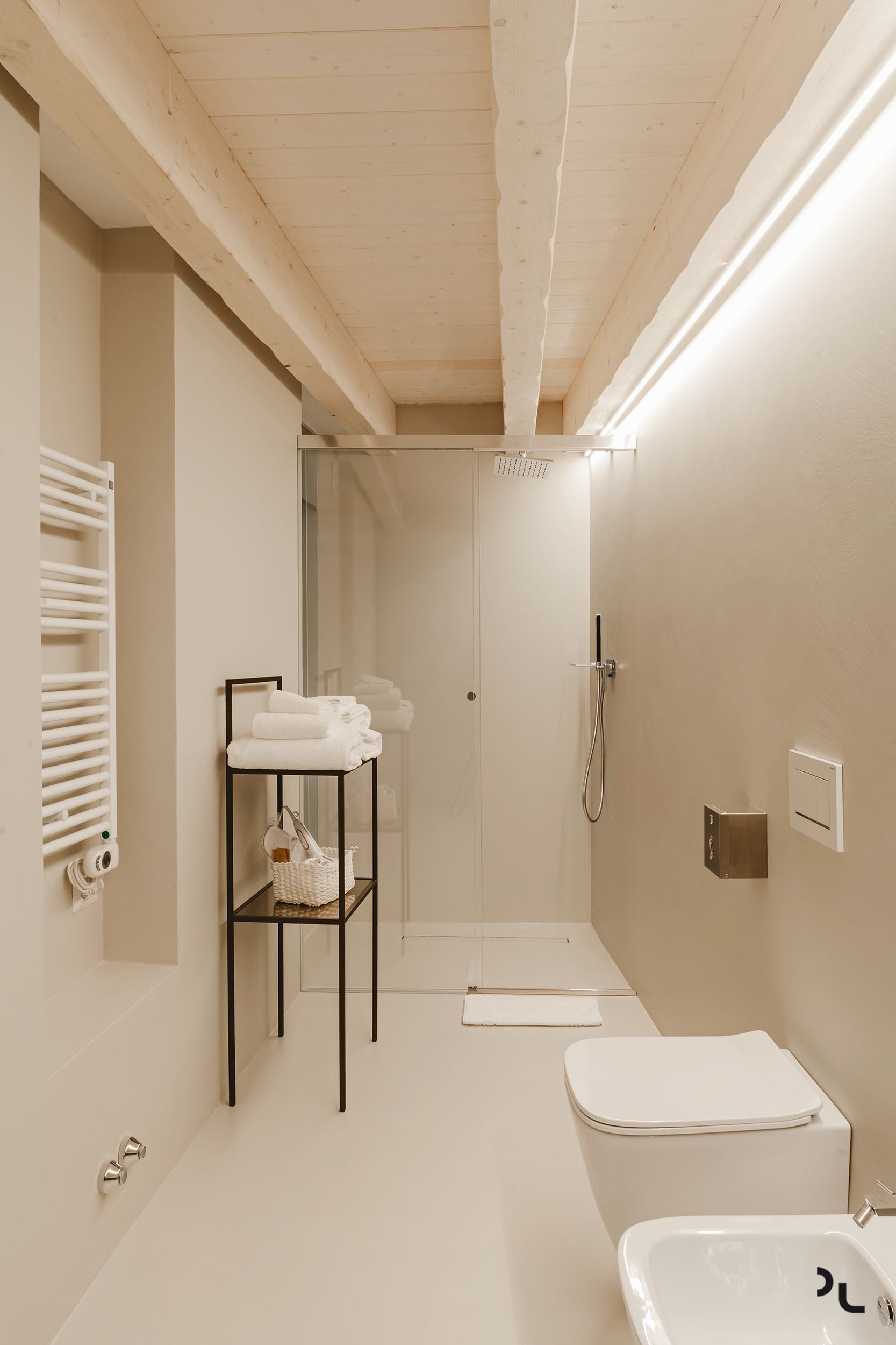 Une salle de bain moderne équipée d’une douche, de toilettes et d’un lavabo.