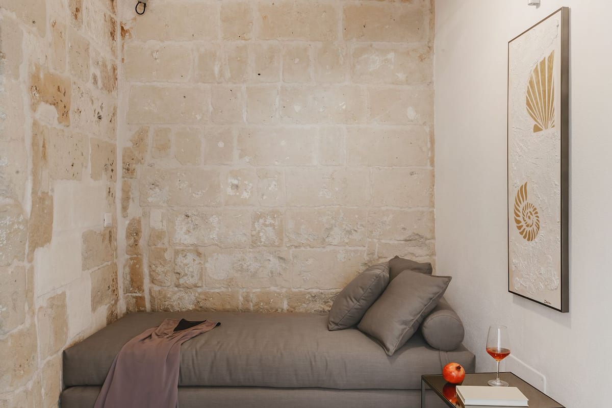 deluxe room | egyptian cotton sheets, premium bedding, in-room safe