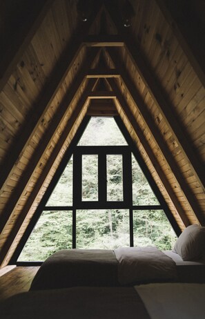 Bungalow exclusivo, vista al río | 1 habitación, caja de seguridad en la habitación y cortinas blackout