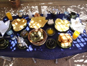 Free daily local cuisine breakfast - Kasbah Tasseurte (Nekob)