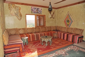Lobby sitting area - Kasbah Tasseurte (Nekob)