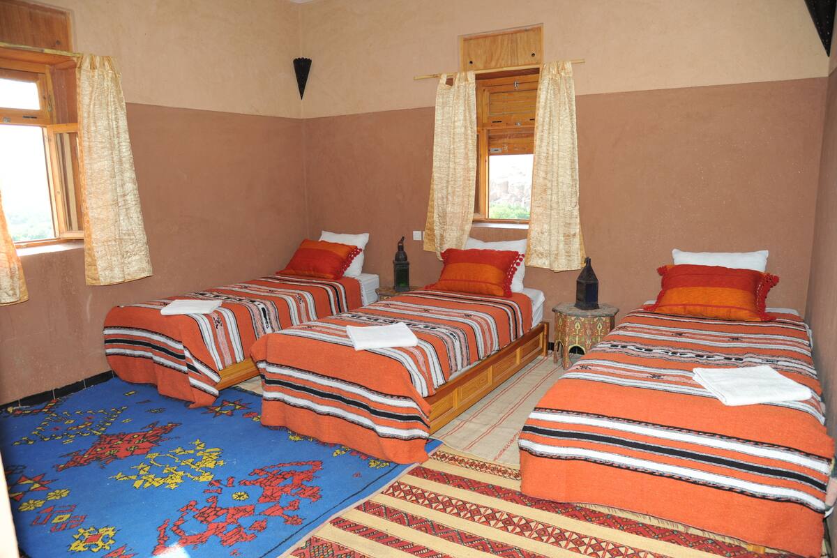 Triple Room, 3 Twin Beds | Blackout drapes, bed sheets