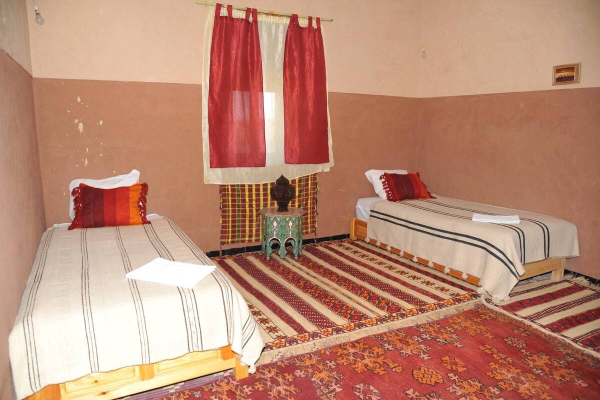Twin Room, 2 Twin Beds | Blackout drapes, bed sheets