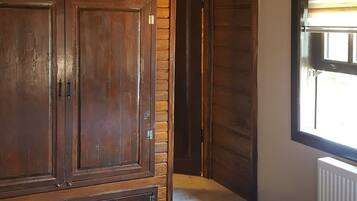 Habitació doble tradicional, vistes parcials al mar | Llits addicionals i wifi gratuïta