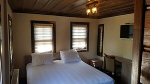 Habitación tradicional doble, vistas parciales al mar | Interior
