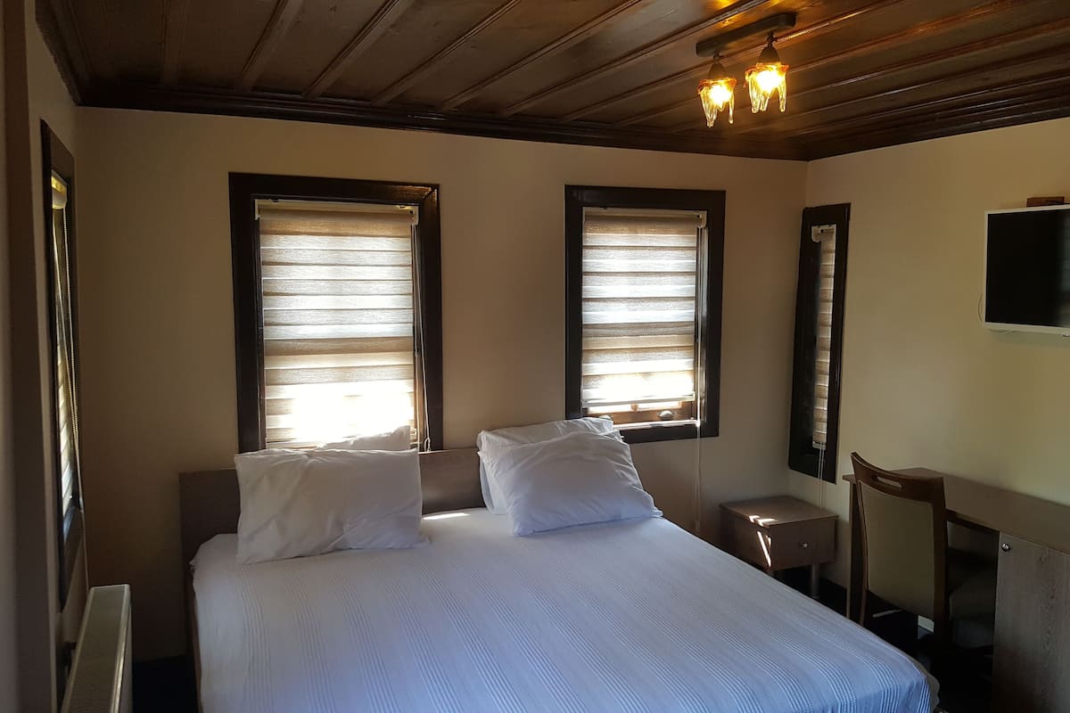 Habitación tradicional doble, vistas parciales al mar | Interior
