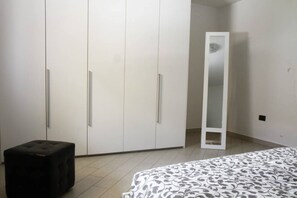 2 عدّة غرف نوم ومكواة/لوح كي وسرير سفر وواي فاي مجانًا