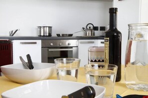 ثلاجة، ميكروويف، فرن، موقد طهي مسطح