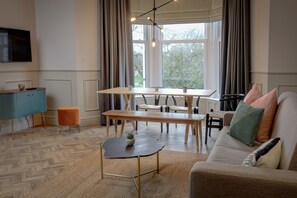 45-tums platt-tv med digitalkanaler, tv och dvd-spelare