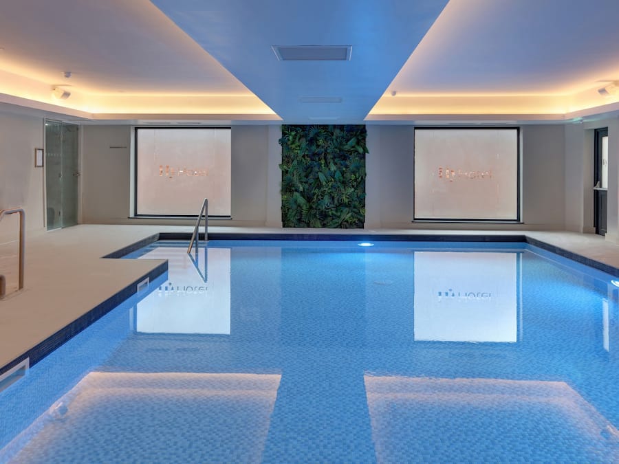 Kolam renang tertutup