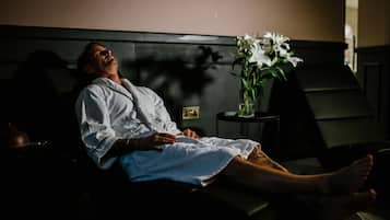 Body treatments, body wraps, body scrubs, facials, 1 treatment room
