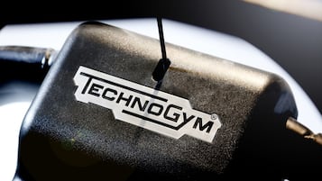 Een close-up van een zwart object met een wit label waarop 'TECHNOGYM' staat.