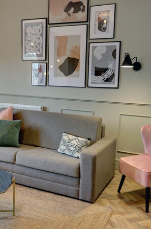 Lägenhet Standard - 1 kingsize-säng med bäddsoffa - icke-rökare - kök (with Sofabed) | Vardagsrum | 45-tums platt-tv med digitalkanaler, tv och dvd-spelare